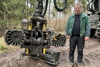 Waldarbeiten zwischen Oederan und Falkenau: Warum mehrere Tausend Bäume fallen - Sebastian Groß von der Firma Waldwirtschaft Falkenstein ist im Falkenauer Wald mit dem Harvester im Einsatz. Die Forstmaschine kann die Bäume greifen, fällen und entasten und ist etwa zehnmal so schnell wie ein Waldarbeiter.