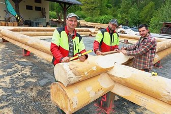 Waldarbeiter errichten neues Blockhaus -