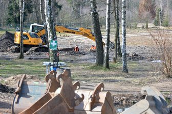 Waldbad: Die letzten Arbeiten haben begonnen - Mitarbeiter des Kampfmittelbeseitigungsdienstes räumen am Waldbad noch auf, bevor die Renaturierung beginnen kann.