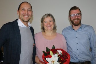 Waldbad-Förderverein erhält Bürgerpreis Rosenbach - Maren Wolf erhält von Thomas Zundel (links) von der Sparkasse Vogtland die Ehrung. Auch Bürgermeister Michael Frisch gratuliert.