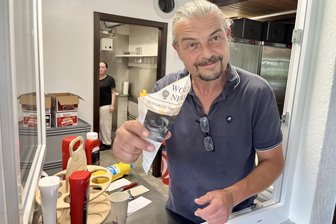 Waldbad Langenbach mit neuem Gastro-Pächter: Wie er ankommt und was er vorhat - Peter Ludwig sieht in dem Waldbad-Imbiss die Basisstation für sein Geschäft. Seit vorigem Jahr ist der Reinsdorfer mit einem mobilen Catering-Service in der Region am Start.