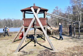 Waldbad öffnet diesen Sommer nicht - Mitarbeiter der Firma Kampfmittelräumung Teltow durchsuchen das Gelände.