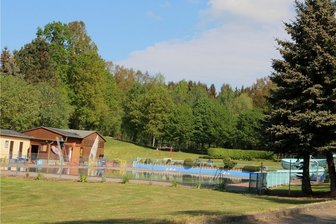 Waldbad Rodau erhöht die Eintrittspreise - Blick auf das idyllisch gelegene Freibadgelände Rodau. Pächter André Schatz möchte in diesem Jahr das Areal weiter verschönern.