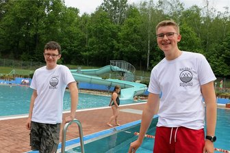 Waldbad Rodau startet mit einigen Überraschungen in die neue Saison - Carlos Bergann (links) aus Tobertitz und Louis Fruh aus Dehles machen als Rettungsschwimmer gerne an den Wochenenden oder nachmittags Aufsicht im Freibad. 