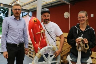 Waldbadchef am Steuerrad - Bürgermeister Michael Frisch (links) überraschte Badbetreiber André Schatz und Pia Mönnig mit Geschenken. 