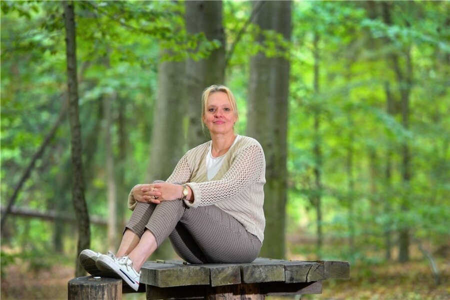 "Waldbaden" gegen den Stress: So geht's richtig - Sitzen. Lauschen. Schweigen. Die Entspannungsexpertin Antje Jessen ruht im Wald in sich und will Rastlosen beibringen, wie auch sie das schaffen können. 