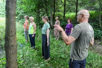 Waldbaden in Rodewisch: Was hinter einem Achtsamkeits-Trend aus Japan steckt - Torsten läutet mit der Zimbel. Ab da heißt es: Augen zu und den Wald spüren, riechen, tasten. Kurse im Waldbaden führt der Ellefelder in den Wäldern von Rützengrün und Oberlauterbach durch. Dazu gehören auch das Chillen in Hängematten und Teezeremonien.