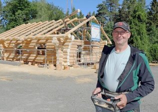 Waldblockhaus wird abgebaut und transportfertig gemacht - Michael Huster bedient den Kran, mit dem das Blockhaus wieder auseinandergenommen wird.