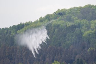 Waldbrände rücken in den Fokus - Sachsen sieht sich gerüstet - In der Böhmischen Schweiz sind am Montag zusätzlich Schwerlasthubschrauber für die Löscharbeiten zum Einsatz gekommen. 