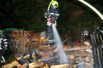 Waldbrand im Försterwinkel: Polizei prüft Zusammenhang mit früherer Brandstiftung - Ein Holzstapel stand in Flammen. Die Feuerwehr löschte den Brand.