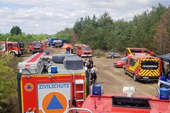 Waldbrand in der Gohrischheide: Feuerwehren aus Mittelsachsen löschen mit - Ein Großeinsatz von Feuerwehren läuft beim Waldbrand in der Gohrischheide (Landkreis Meißen).