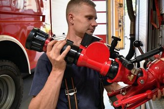 Waldbrand in der Sächsischen Schweiz: Feuerwehrleute aus Geringswalde, Penig und Rochlitz unterwegs ins Katastrophengebiet - Jörg Gläser von der Rochlitzer Wehr verstaut vor der Abfahrt zum Einsatzort einen zusätzlichen Monitor im Fahrzeug.