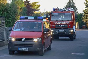 Waldbrand Sächsische Schweiz: Erzgebirgskreis schickt weitere Einsatzkräfte nach Hilferuf - Der Konvoi setzt sich in Neukirchen in Bewegung.