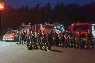 Waldbrand: Zwickauer helfen in der Sächsischen Schweiz - Die 22 Einsatzkräfte haben kurz vor ihrer Abreise noch einmal für ein Foto posiert. Sie bleiben bis Donnerstag in der Waldbrandregion. 
