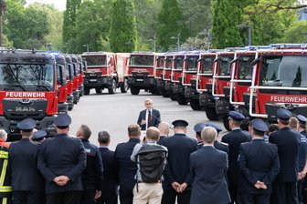 Waldbrandbekämpfung: Sachsen rüstet Feuerwehren auf - Armin Schuster (CDU), Innenminister von Sachsen, spricht anlässlich der Übergabe von 15 Feuerwehrfahrzeugen vor der Sächsischen Staatskanzlei.