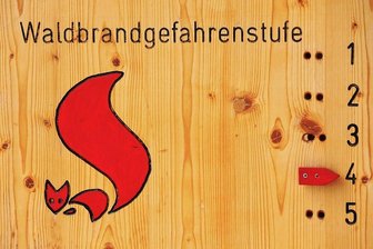Waldbrandgefahr in Sachsen: Was Spaziergänger derzeit im Wald beachten sollten - An einigen Stellen wird das Risiko direkt ausgewiesen. Die fünf ist die höchste Gefahrenstufe. 