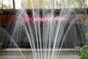 Waldbühne Augustusburg: Der Springbrunnen ist bereit für die Besucher - Start in die Saison 2025: Der Springbrunnen an der Waldbühne Augustusburg sprudelt wieder.