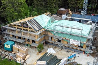 „Waldeck“: Am Fichtelberg entsteht das wahrscheinlich niedrigst gelegene Basislager der Welt - Der Neubau am „Waldeck“-Standort in Oberwiesenthal ist in vollem Gange. Zuletzt konnte bereits Richtfest gefeiert werden. Vor der nächsten Wintersaison in Sachsens größtem Skigebiet soll Eröffnung sein.