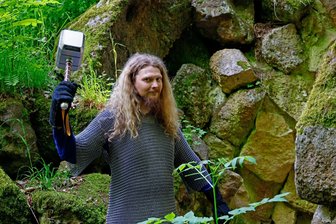 Waldenburg: Der Donnergott beendet seine Sommerpause - Yves Groß als Donnergott Thor vor den Felsen der Freilichtbühne im Grünfelder Park in Waldenburg.