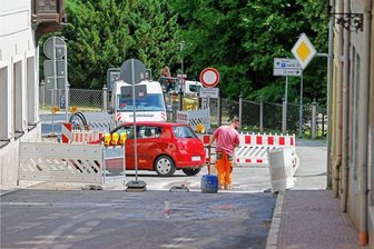 Waldenburg dicht: Umleitung kostet Autofahrer eine halbe Stunde - Der Rohrleitungsbau an der Engstelle der Peniger Straße in Waldenburg nahe dem Schloss kappt für Wochen die schnellste und kürzeste Verbindung zwischen Rochlitz und Glauchau.
