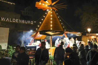 Waldenburg-Schriftzug beliebtes Fotomotiv auf dem Weihnachtsmarkt: Wo leuchtet er in der Adventszeit? - Der Schriftzug leuchtete oberhalb des Weihnachtsmarktes. Ein neuer Standort wird gesucht.