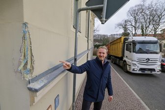 Waldenburg und das Problem mit dem Schwerlastverkehr: Laster streift Hausfassade im engen Stadtzentrum - Wobau-Chef Torsten Meinhold zeigt an der Pachtergasse auf die Hausfassade, die ein Laster beschädigt hat.
