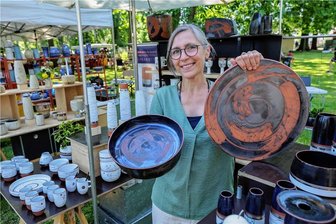 Waldenburg: Viele Wege führen zum Töpferhandwerk - Diese beiden Werke von Designerin Annekatrin Räthe-Schönert hat die Jury auf dem Töpfermarkt ausgesucht und die Stadt Waldenburg gekauft. Sie bereichern künftig die Keramikausstellung im Rathaus. 