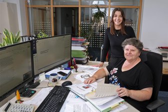 Waldenburg: Wenn die Grundsteuer im Rathaus mit Cent-Stücken bezahlt wird - Personalwechsel in der Kämmerei in Waldenburg: Ute Warmuth, die in den Ruhestand geht, übergibt die Haushaltspläne an Janet Schneider.