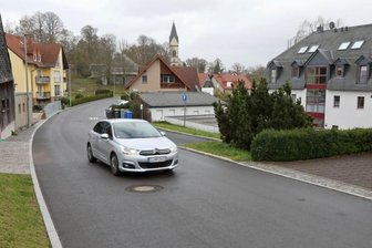 Waldenburger Straße deutlich teurer als geplant - Die Fahrbahn der Waldenburger Straße (hier Wüstenbrand) ist wieder eben. Bei der Sanierung gab es aber einige Stolpersteine.