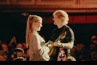 Waldenburgerin tritt bei „The Voice of Germany“ an – Sie stand schon mit Ed Sheeran auf der Bühne - Am Ende seines Konzerts in Berlin holte Ed Sheeran Annemarie Schmidt auf die Bühne. Beide sangen seinen Song „Afterglow“.
