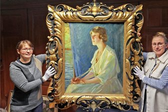Waldenburgs letzte Fürstin hatte sogar einen Führerschein - Anke Schilling (links) und Lara Klewin zeigen das Porträt der Fürstin Eleonore, das vermutlich in den 1920er-Jahren entstanden ist.