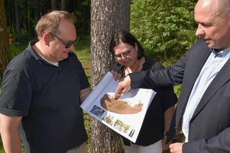 Walderlebnis-Spielplatz entsteht am Naturtheater Bad Elster - Voller Vorfreude auf das "Elsterweltchen" ist das Chursachsen-Führungstrio Stephan Seitz, Heike Schlack und Florian Merz (v. links).
