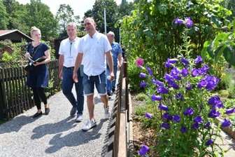 "Waldfrieden" punktet bei Jury - Vereinsvorsitzender Sven Halfter (vorn v. r.) führte die Jury des Bundeswettbewerbs "Gärten im Städtebau" durch die Freiberger Gartenanlage "Waldfrieden" - hier mit Jurychef Thomas Kleinworth und Pressefrau Sandra von Rekowski.
