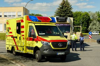 Waldheim: 19-jähriger Mopedfahrer nach Zusammenstoß mit Lkw schwer verletzt - Der Mopedfahrer wurde mit einem Rettungswagen ins Krankenhaus gebracht.