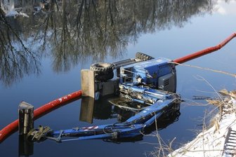 Waldheim: Bagger rutscht in die Zschopau -