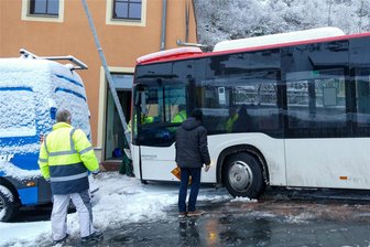 Waldheim: Bus kracht in Hauswand - Ein Busfahrer konnte nicht mehr rechtzeitig bremsen und landete mit seinem Fahrzeug in einer Hauswand.