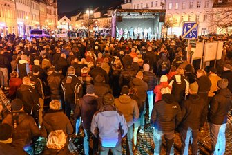 Waldheim: Demos gegen geplante Asyl-Erstaufnahmeeinrichtung - Nach den Plänen der Landesdirektion, ein AOK-Bildungszentrum in Waldheim zu übernehmen und darin eine Asyl-Erstaufnahmeeinrichtung zu errichten, gingen hunderte Menschen auf die Straße. Zunächst hörten circa 650 Bürgermeister Steffen Ernst sowie Stadträten zu.