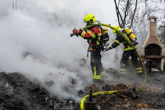 Waldheim: Gartenlaube am Hang brennt ab – Großeinsatz der Feuerwehr - Brand in Waldheim: Rund 30 Einsatzkräfte der Feuerwehren waren vor Ort.