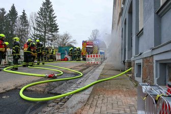 Waldheim: Mehrere Feuerwehren rücken zu Kellerbrand aus - Starker Rauch kam aus einem Keller in der Hohen Straße in Waldheim.