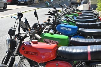 Waldheim: Simsonfahrer wird nasse Fahrbahn zum Verhängnis - Mit seiner Simson ist ein Jugendlicher in Waldheim ins Rutschen gekommen und gestürzt.