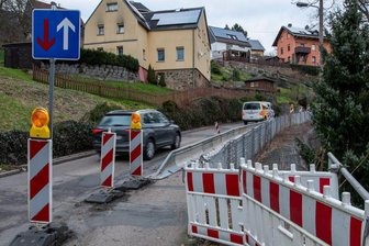 Der Waldheimer Straße in Mittweida ist nur halbseitig befahrbar. Denn ein Hang droht abzurutschen. Nächstes Jahr wird sich an der Situation nichts ändern.