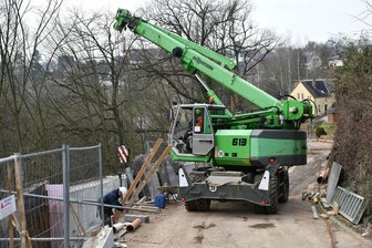 Waldheimer Straße in Mittweida: Umfahrung der Baustelle nur noch großräumig möglich - Mitarbeiter der Firma Werner Stowasser Bau GmbH aus Roßwein errichten in der Waldheimer Straße derzeit Stützwände.