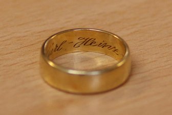 Waldhüter finden Ehering - Karl-Heinz und Irma gesucht - Ein Ehering mit dem eingravierten Namen Karl-Heinz liegt auf einem Tisch in Schleiden. Ein Ranger hat den Ring an einem beliebten Wanderweg im Nationalpark Eifel gefunden. Jetzt wird nach dem Besitzer gesucht.