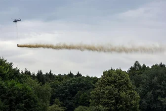 Waldkalkung im Landkreis Zwickau: Der Boden ist sauer wegen der Monokultur - Im Revier Neudörfler Wald bei Heinrichsort war am Donnerstag der Hubschrauber zum Kalken im Einsatz.