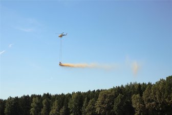 Waldkalkung im Vogtland: „Es ist nicht auszuschließen, dass auch einmal Klumpen herunterfallen“ - Ein Hubschrauber verteilt Kalk über den Wäldern rund um Abhorn.