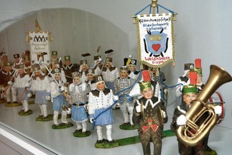 Waldkirchen feiert 25 Jahre lebendige Bergbaugeschichte im Blaufarbenwerk - Geschnitzter Bergaufzug von Wolfgang Gück mit 133 Figuren erzgebirgischer Knappschaften, darunter die Blaufarbenwerker aus Waldkirchen.