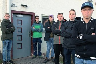 Waldkirchen verbietet Zutritt zum Jugendclub - Jugendliche fühlen sich ausgegrenzt - Hannes, Fabian, Ricky, Marlon, Norman und Max (von links) gehören zu den rund 15 Jugendlichen aus Waldkirchen, die möchten, dass der Bürgermeister den Club wieder aufsperrt.