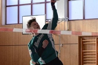 Waldkirchener setzen sich durch - Waldkirchens Edgar Oeser beim Schlag am Band gegen Tabellenführer ESV Dresden.