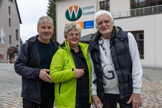 Waldpark Grünheide ehrt drei Vogtländer mit viel Herz für Kinder - Volkhardt Kramer, Ulrich Mikulcak und Sylvia Ott wurden für ihr Engagement mit der „Goldenen Nadel“ des Kiez-Landesverbandes ausgezeichnet. Anlass war der 35. Waldpark-Geburtstag.