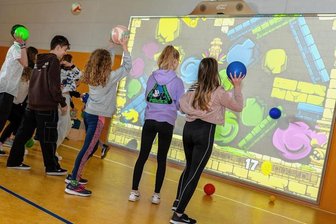 Waldpark Grünheide: Warum Klassenfahrten wieder angesagt sind - Mit Bällen auf eine interaktive Spielewand zielen: Das ist die neueste Attraktion im Waldpark Grünheide. Sechstklässler eines Gymnasiums aus Neuhaus am Rennweg in Thüringen testeten sie als erste.
